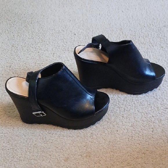 Women's Black Platform Wedge Sandals - Picture 1 of 9